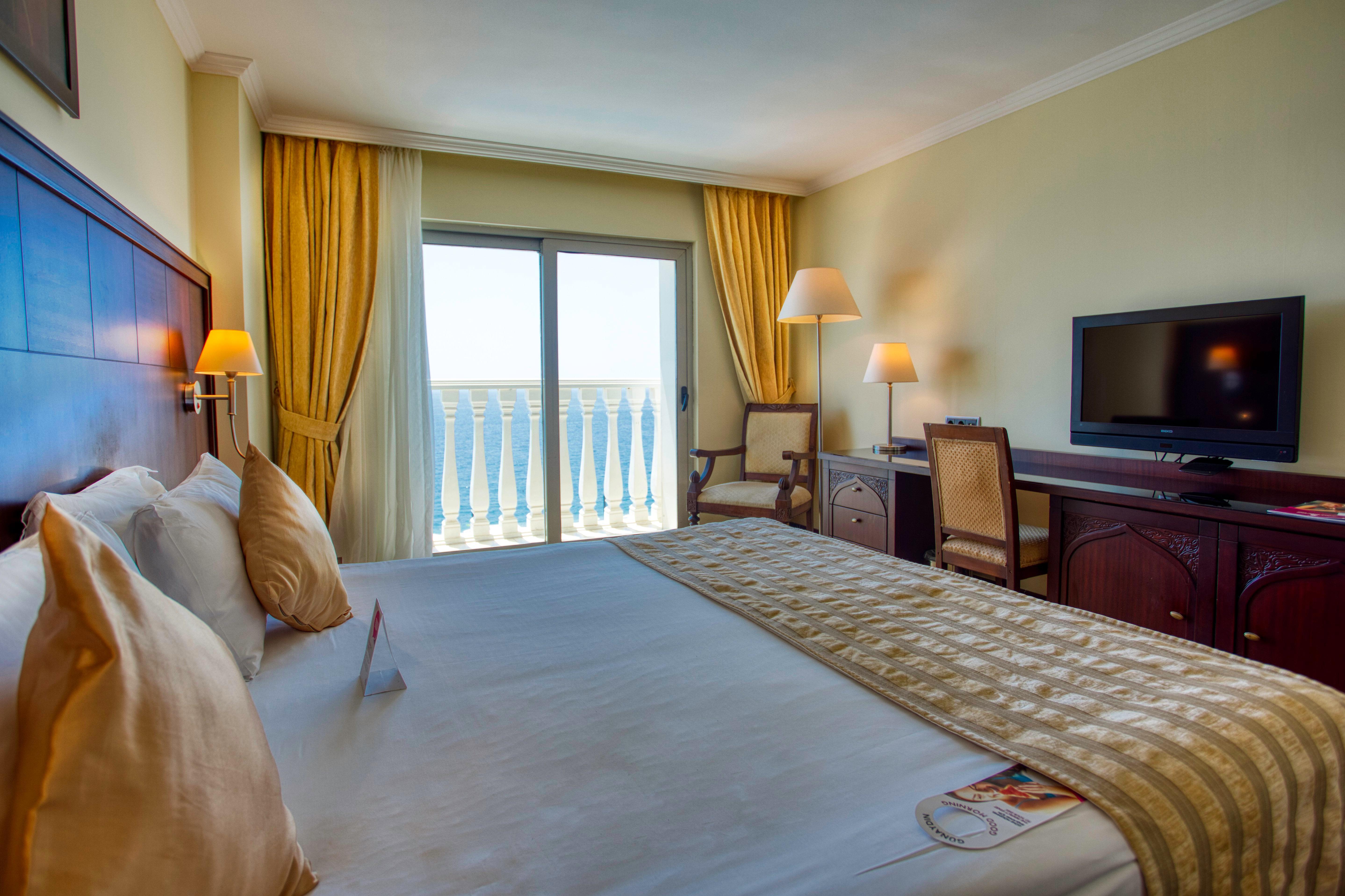 Hotel Crowne Plaza Antalya By Ihg Zewnętrze zdjęcie A room at the hotel