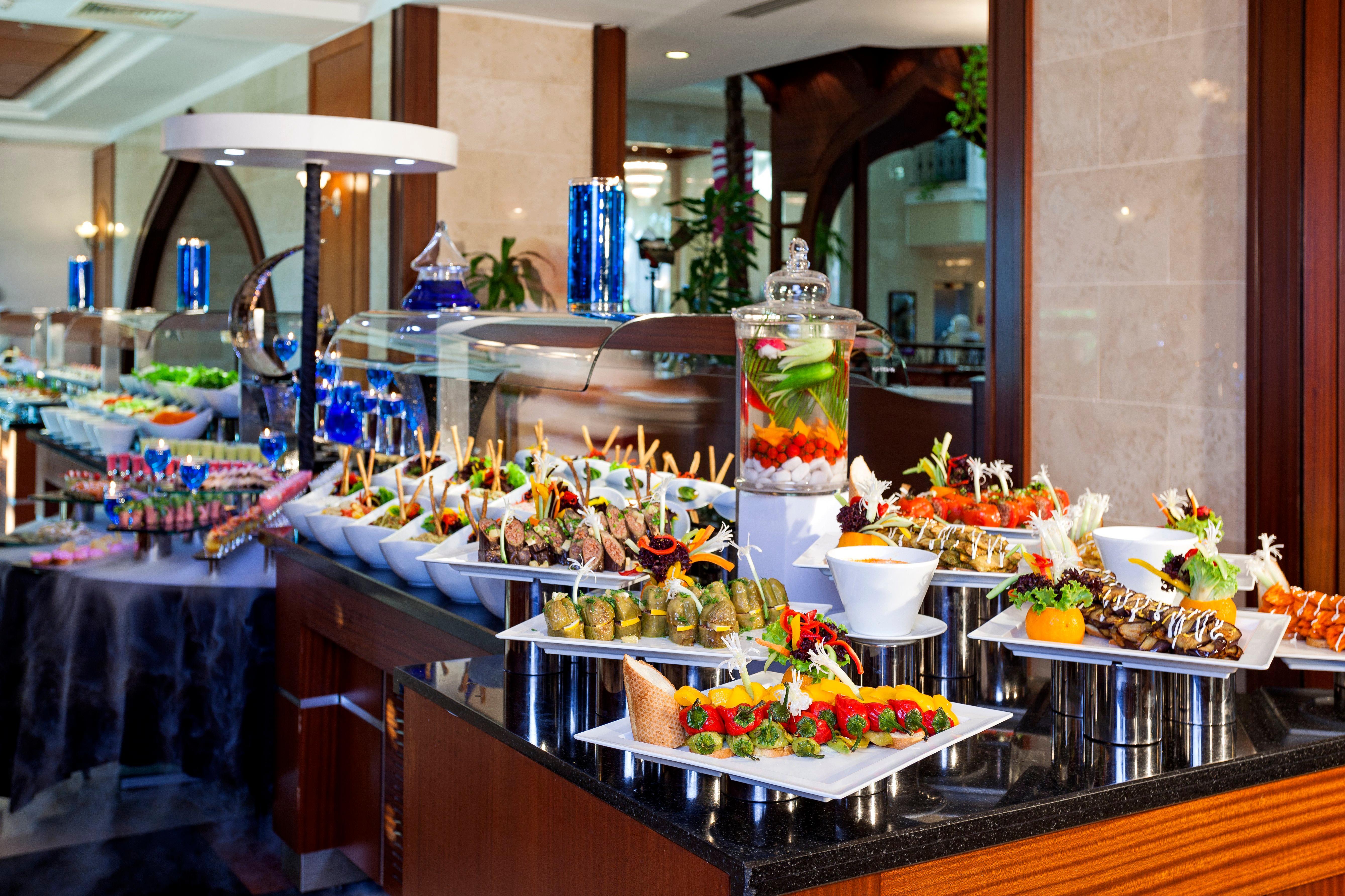 Hotel Crowne Plaza Antalya By Ihg Zewnętrze zdjęcie A buffet at a hotel