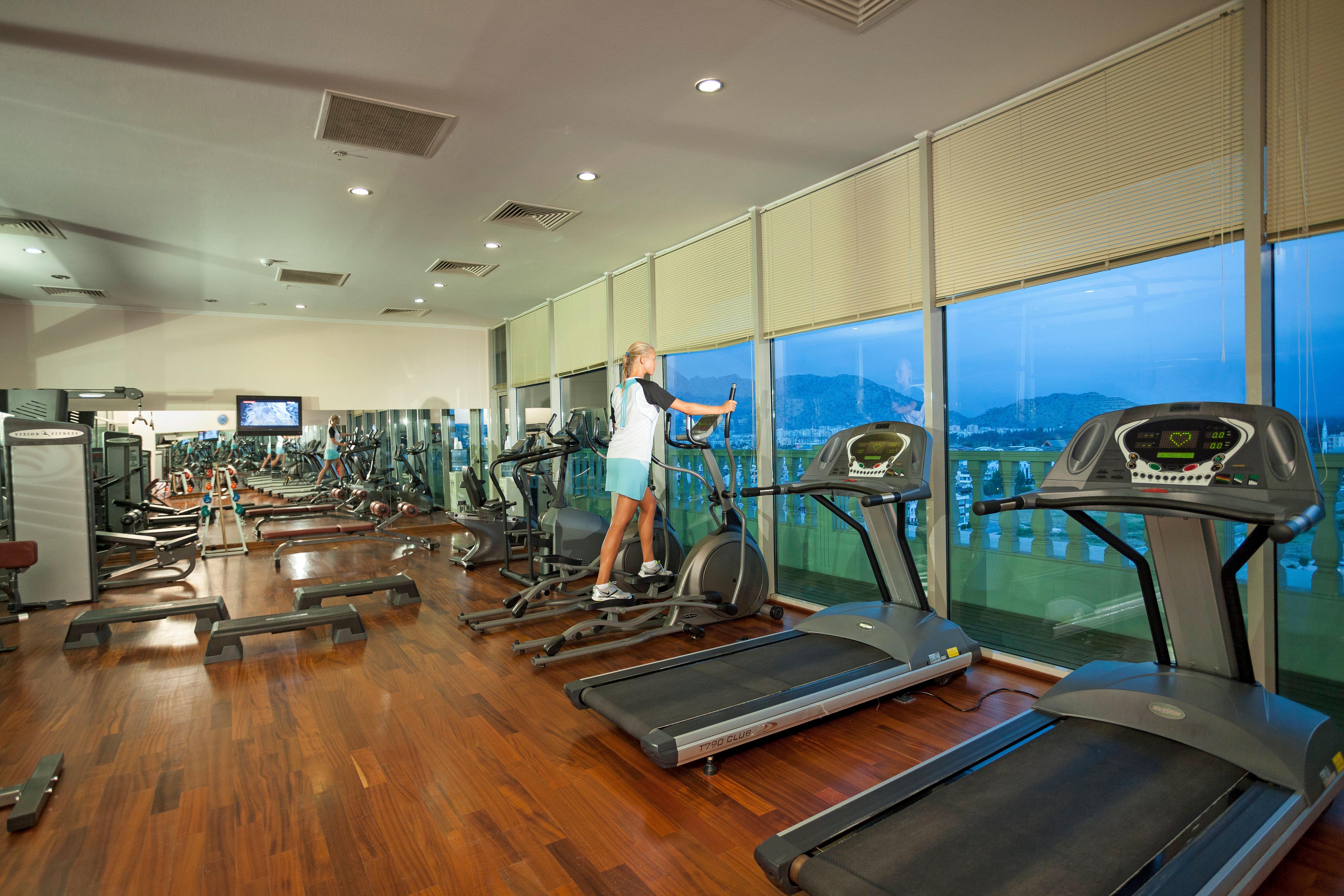Hotel Crowne Plaza Antalya By Ihg Zewnętrze zdjęcie A gym in a hotel