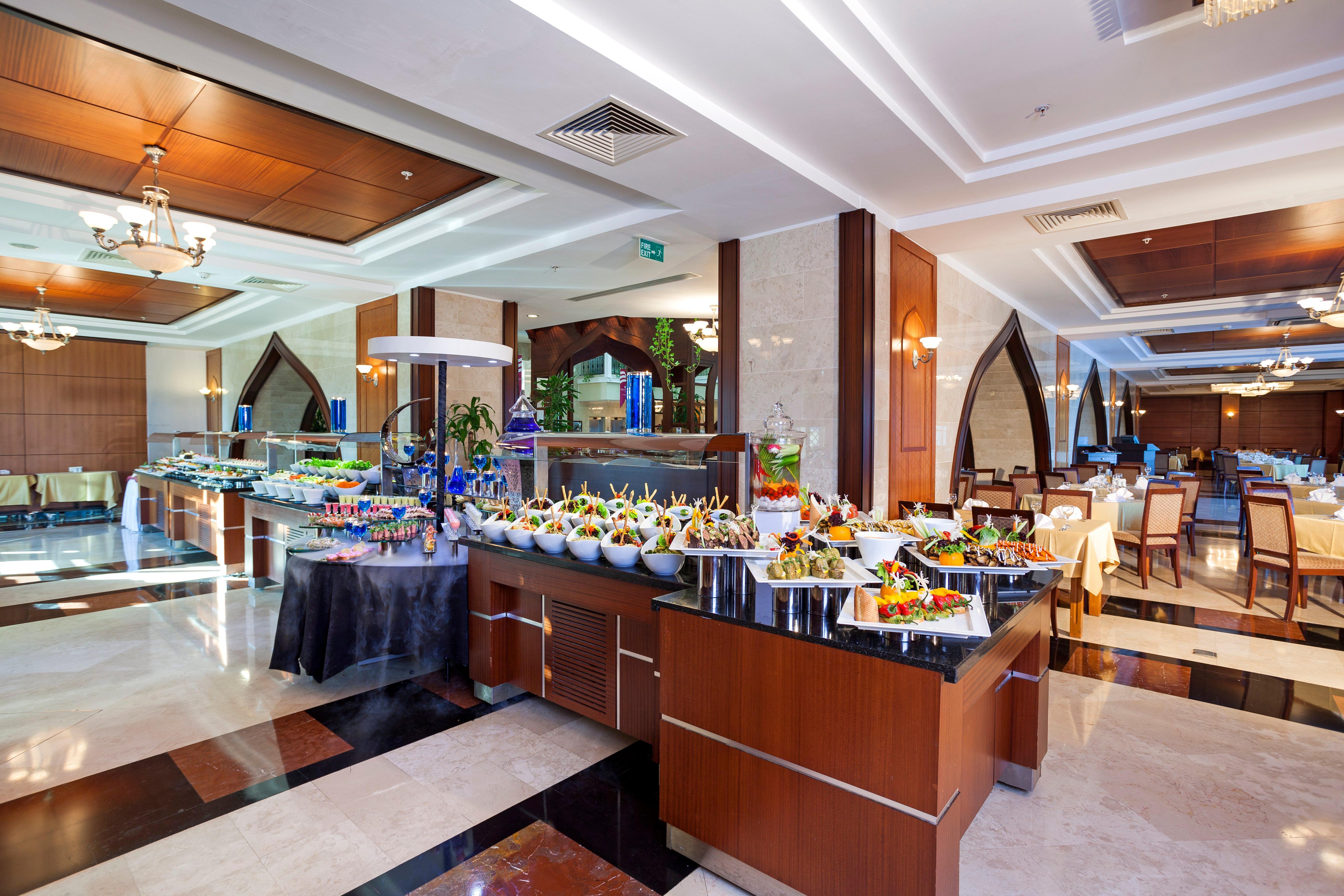 Hotel Crowne Plaza Antalya By Ihg Zewnętrze zdjęcie The buffet at the hotel