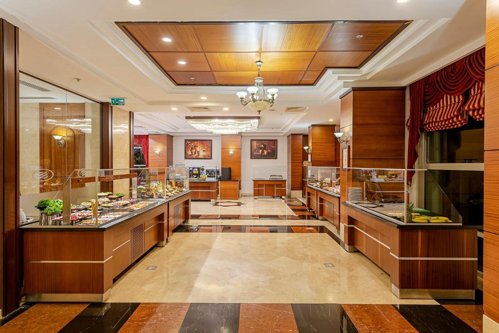 Hotel Crowne Plaza Antalya By Ihg Zewnętrze zdjęcie The buffet at the hotel
